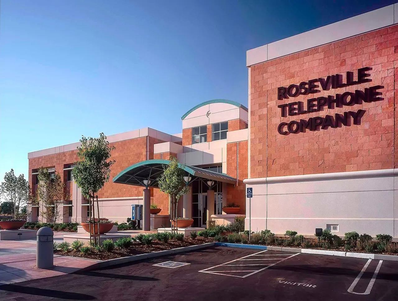 Roseville Telephone, Roseville, CA. Williams = Paddon | photograph by Ed Asmus