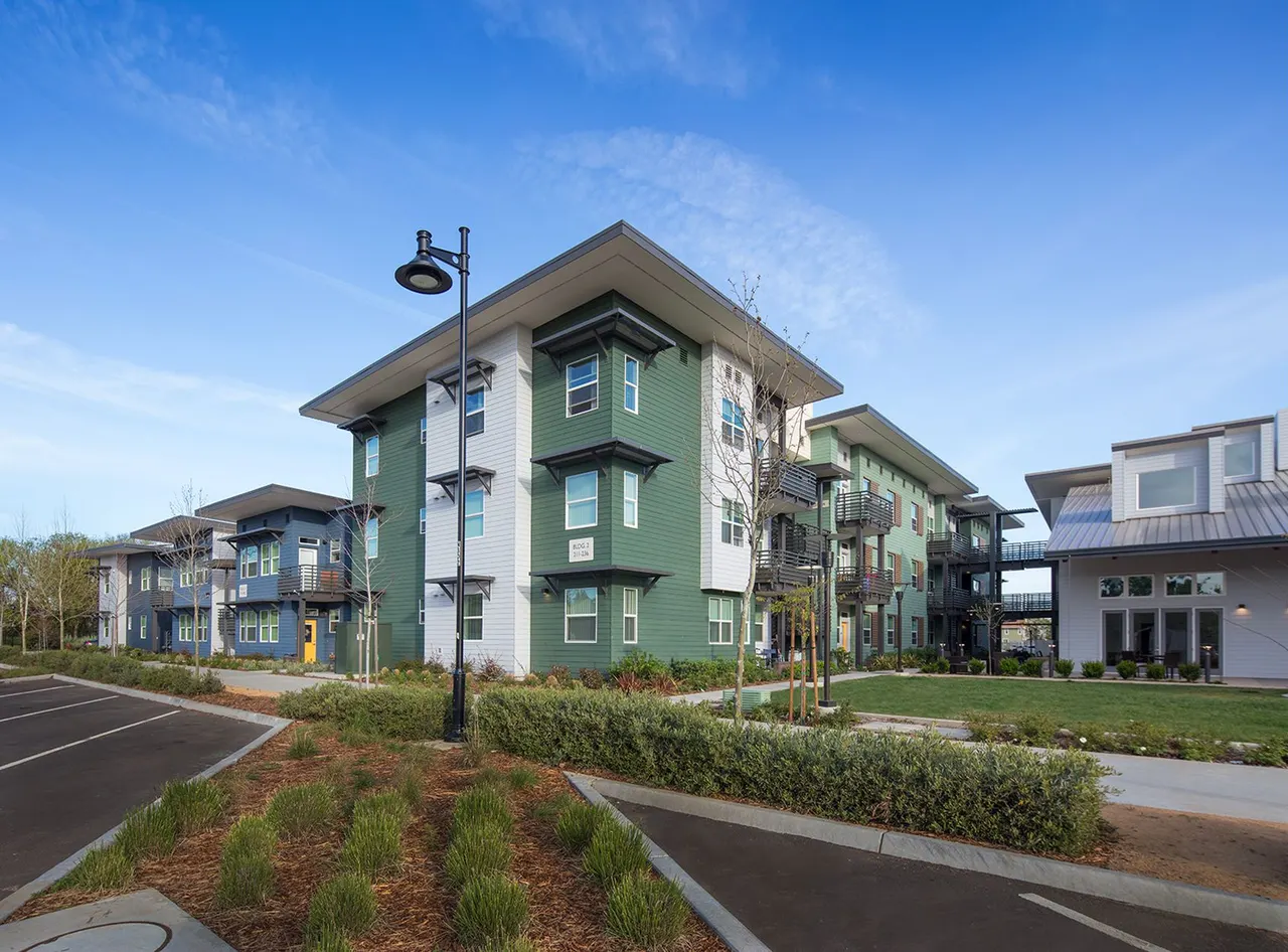 Barlett Commons, Davis, CA. Mogavero Architects Gold Nugget Award | photograph by Ed Asmus
