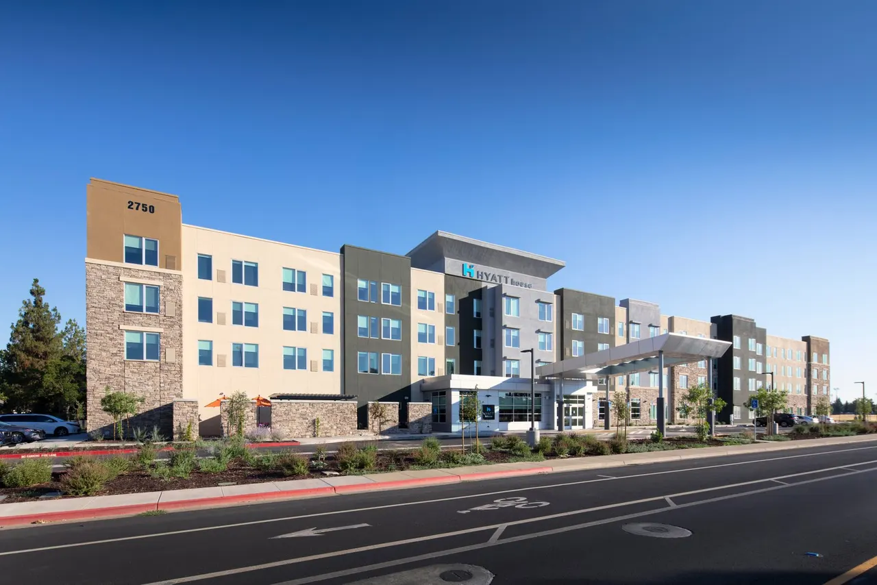 Hyatt House Davis, Davis, CA | photograph by Ed Asmus