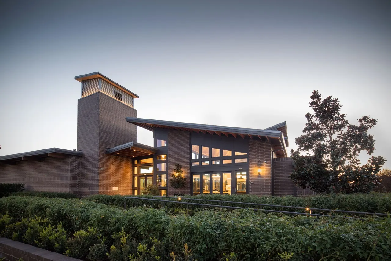 McKinley Village Clubhouse, Sacramento, CA | photograph by Ed Asmus