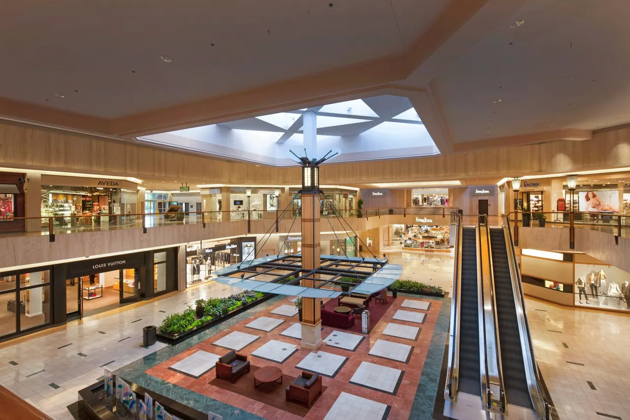 Northbrook Mall, Chicago, IL | photograph by Ed Asmus