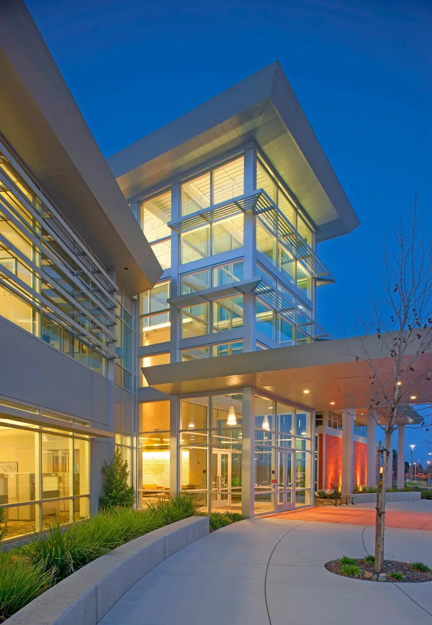 Sacramento Sewer District, Sacramento, CA.  Williams+ Paddon Architects | photograph by Ed Asmus