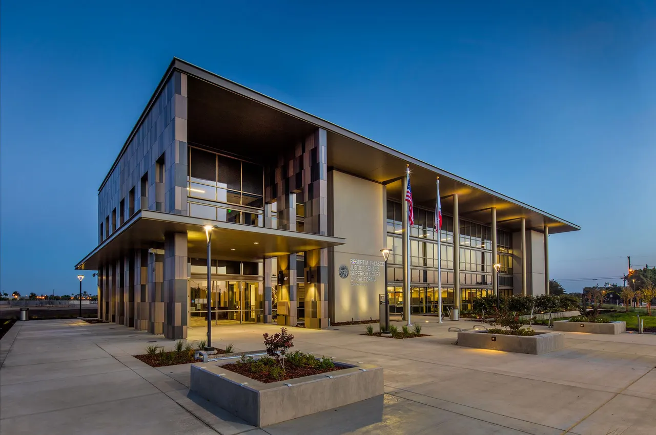 Robert M. Falasco Justice Center, Los Banos, CA. Williams + Paddon Architects | photograph by Ed Asmus