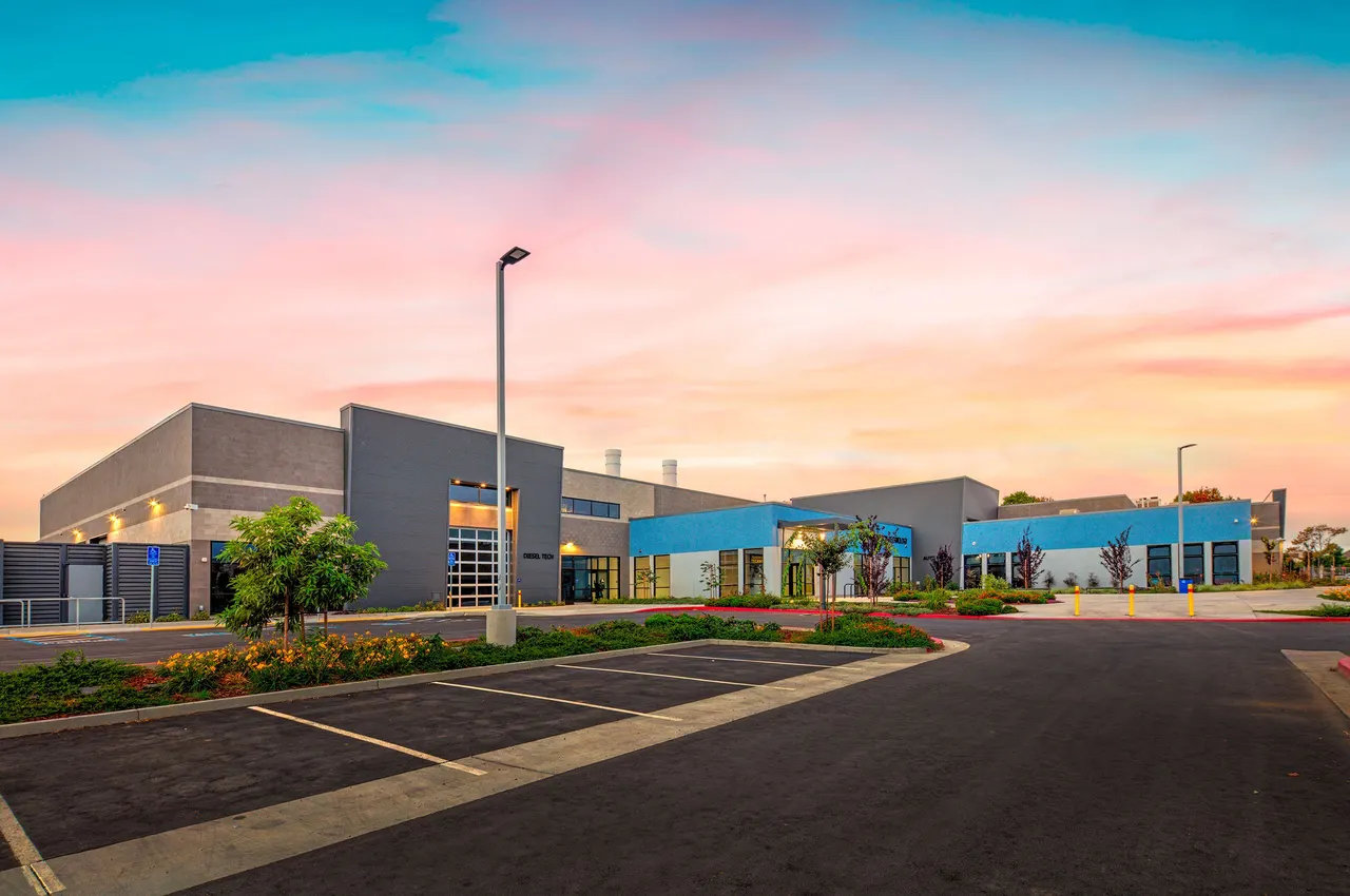 College of Alameda, CA. Transportation Technology Center, JKAE Architects, Alten Construction, Buehler Engineering | photograph by Ed Asmus