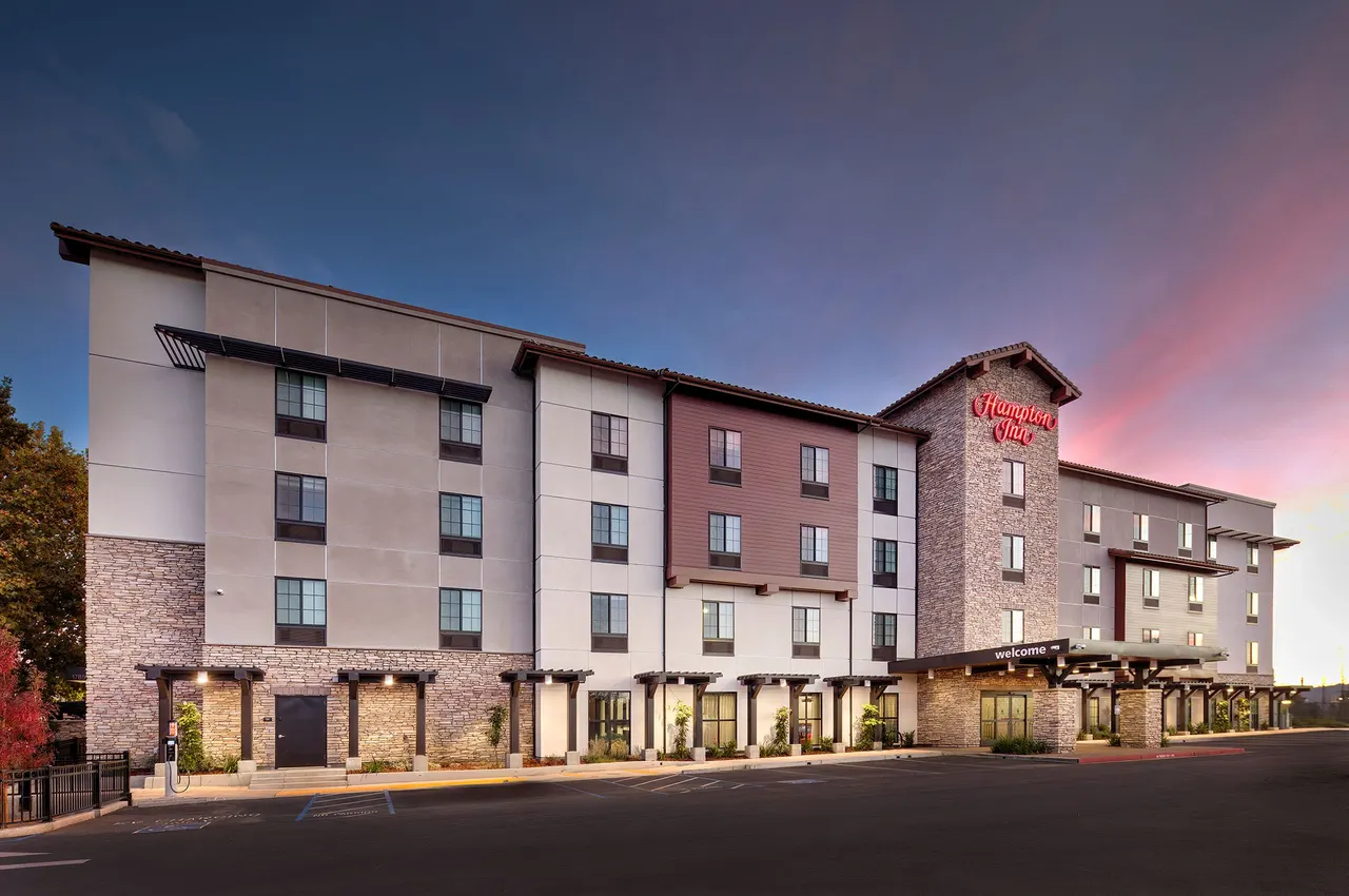 Hampton Inn, Concord, CA. Jackson Property | photograph by Ed Asmus