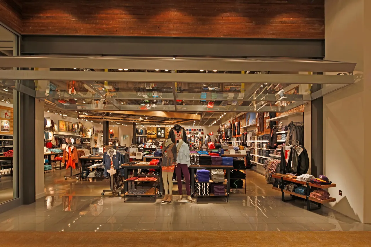 PacSun Store, Roseville, CA | photograph by Ed Asmus