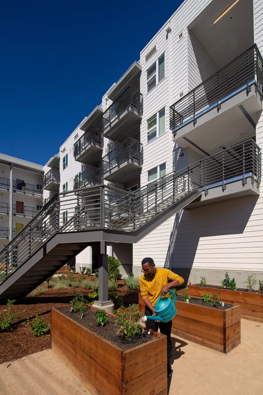 Lavender Apartments, Sacramento, CA | photograph by Ed Asmus