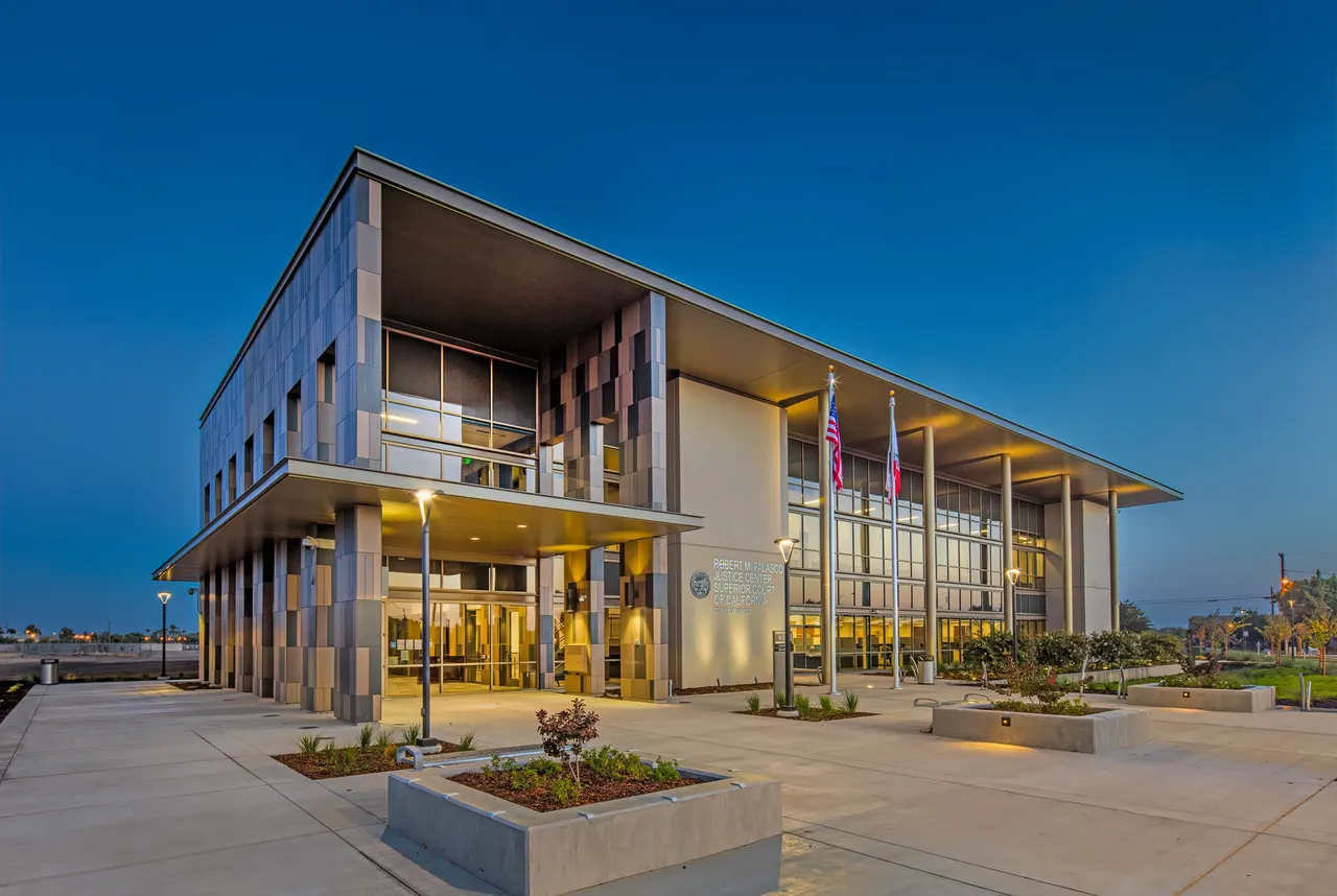Robert M. Falasco Justice Center, Los Banos, CA. Williams + Paddon Architects | photograph by Ed Asmus