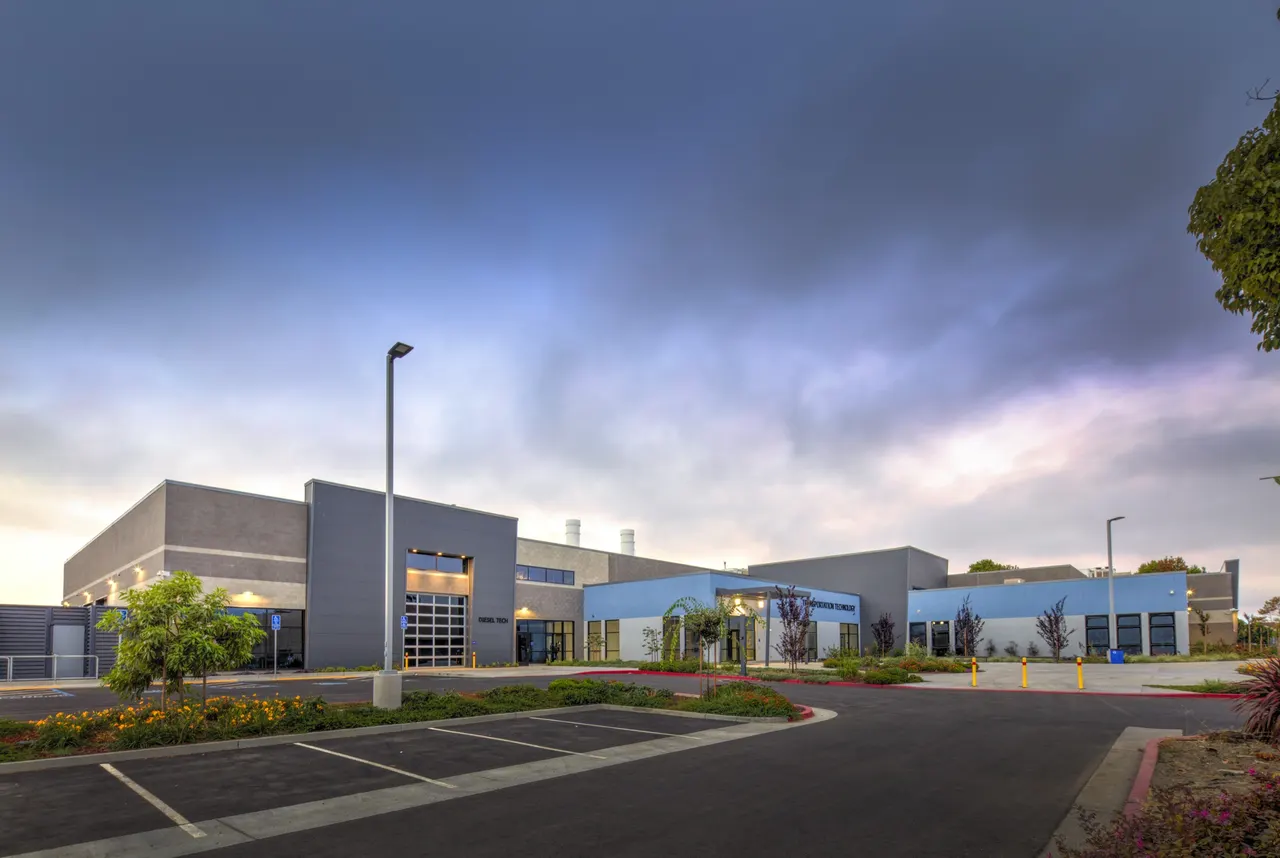 College of Alameda Transportation Technology Center, Alameda, CA | photograph by Ed Asmus
