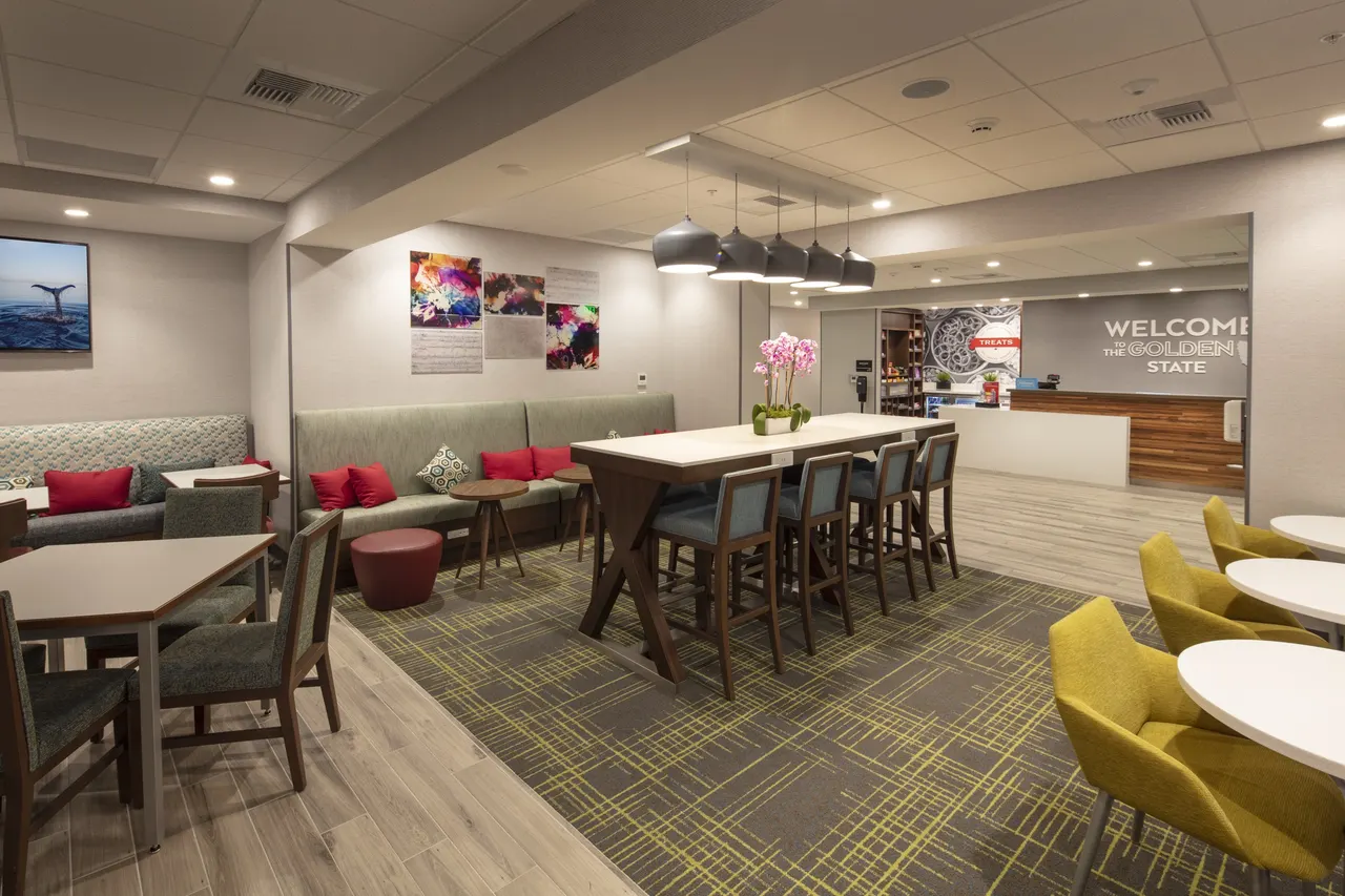 Hampton Inn, Concord, CA | photograph by Ed Asmus